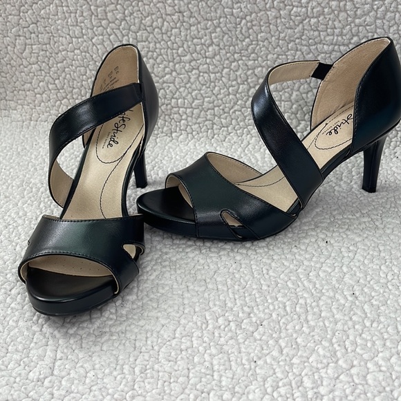 Mega Strappy Sandal. Size: 8 - Picture 3 of 11